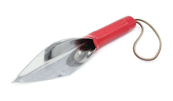 best-gardening-gifts: a garden trowel with a red handle.