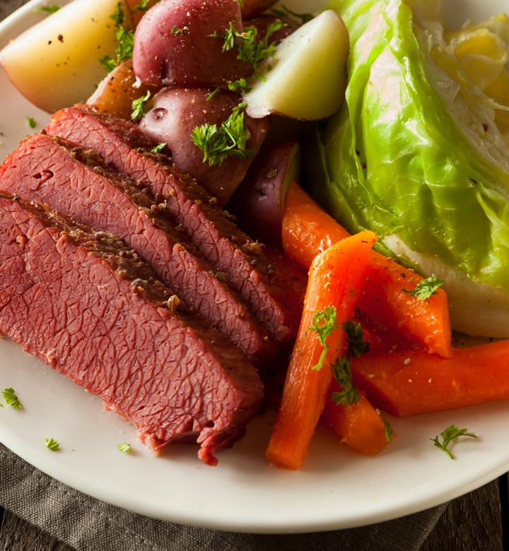how to make corned beef: a plate of corned beef with cabbage, carrots and potatoes