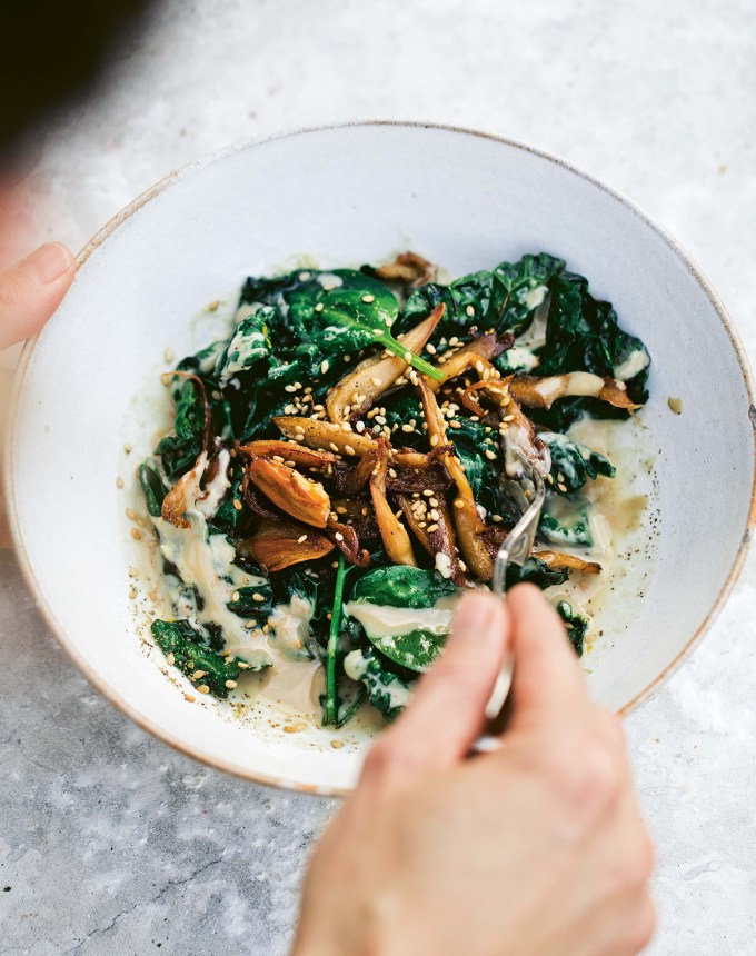 low carb meal plan: charred breakfast kale with mushrooms and ginger